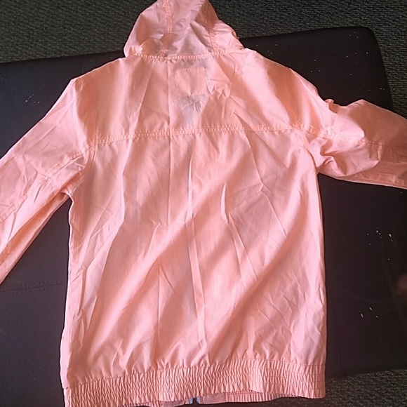 Windbreaker that has been worn once - Picture 2 of 3